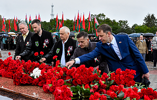 "В единстве — наша сила". Руководство Хоккейного клуба "Неман" и начальники команд почтили память героев