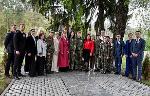 Церемония «народного возложения» цветов к Военному мемориалу героям Великой Отечественной войны 